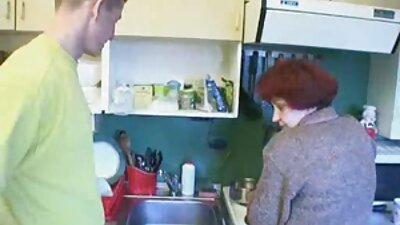 옥수수 아내는 그녀의 음부에 그녀의 야채를 사랑한다.