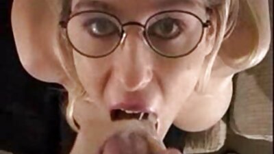 금발의 아내 포즈 동안 빨아들이는 형사 과 빌어 먹을