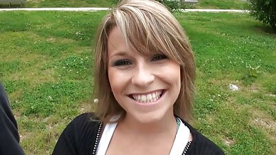 시스루 란제리를 입은 비앙카가 카메라를 향해 미소 짓고 있다.